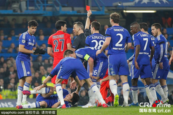 东东和平平一起看足球赛,8点球赛开始,上半场