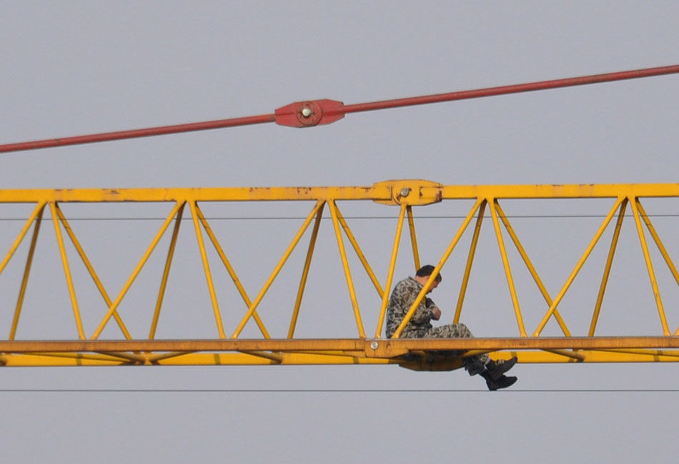 塔吊多少米要附墙-塔吊附墙多少米一道?可以加