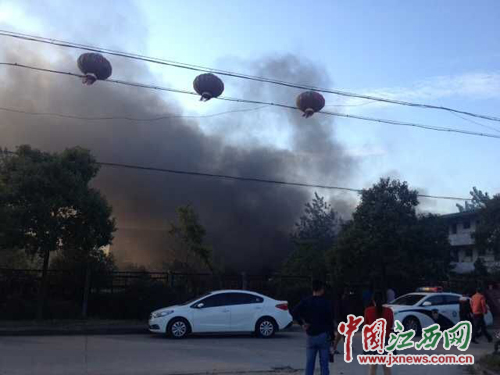 新干县一箱包配件厂起火 1人死亡一对夫妻跳窗