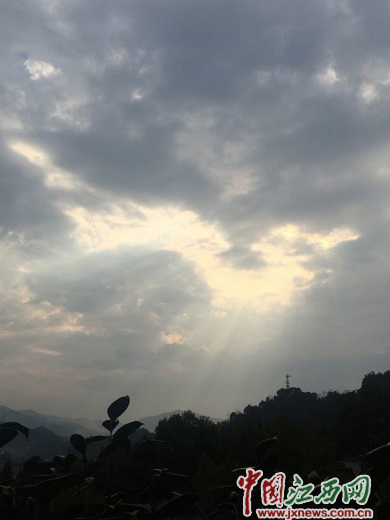 萍乡天空惊现巨龙腾飞 网友:预示猴年好兆头