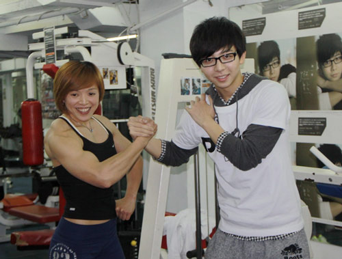 内地 > 正文胡夏与肌肉女 近日,胡夏进健身房为了3月25日即将在台湾