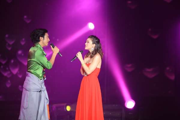 混血美女亮相《中国藏歌会》总决赛再度唱响天