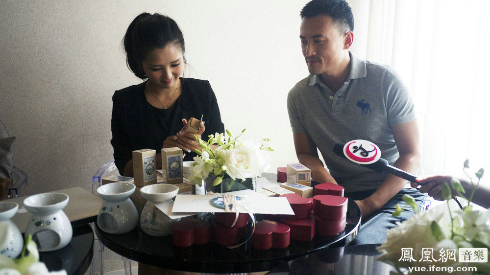 何洁赫子铭12日北京大婚 婚礼请帖伴手礼曝光