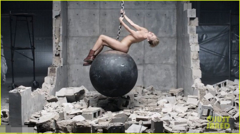 歌手麦莉-塞勒斯全新MV《Wrecking Ball》首播。麦粒大胆全裸，激情荡球释放自我。

