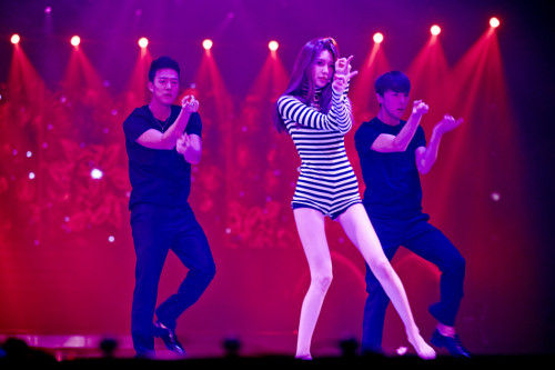 <em>少女时代</em>圣诞公演齐秀美腿 宣布明年回归_<em>音乐</em>