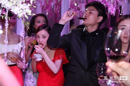 李小璐一旁吃饭 贾乃亮喝红酒一饮而尽(图)