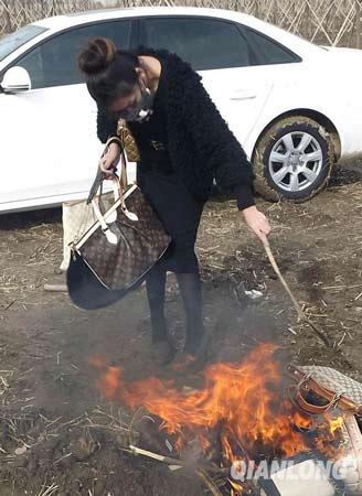 一塌糊图:新疆切糕价值16万 村民赔不起被群殴| jiaren.org 一塌糊图:新疆切糕价值16万 村民赔不起被群殴| jiaren.org