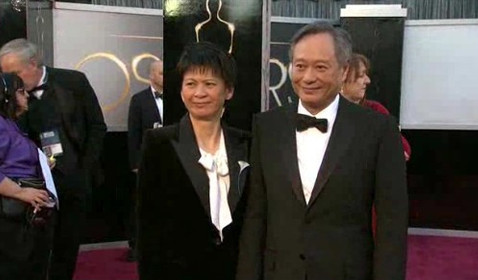 第85届奥斯卡颁奖典 导演李安携妻走上红毯