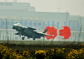 独家：2011号歼-20滑行放减速伞 弹舱全开启