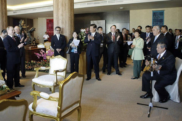 在印尼出席亚太经济合作组织峰会的俄罗斯总统普京10月7日迎来61岁生日，从中国国家主席习近平那里收到一个生日蛋糕。日本首相安倍晋三则以日本清酒相赠，印尼总统当场又弹又唱，为普京庆生。