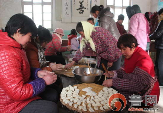 巨野县核桃园镇:爱心饺子包到敬老院