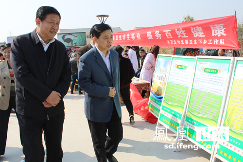 市委常委,宣传部部长王永江与县委书记张红旗一同观看科普展板近日