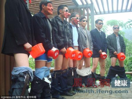 <em>制服</em>诱惑助阵自慰大赛 男选手持水瓢打飞机