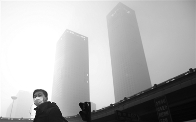 昨日，北京国贸，一名市民戴着口罩上街。新京报记者 侯少卿 摄