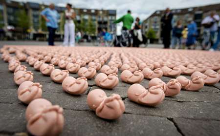 荷兰广场摆满“胎儿”举行反堕胎示威_亲子频道_凤凰网