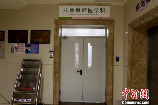 静静于18日晚被转入青海省妇幼儿童医院重症监护室，至今昏迷不醒。 胡贵龙摄