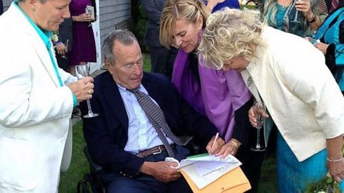 老布什出席<em>女同性恋</em>婚礼 坐轮椅签字证婚(图)_