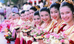 泰国“祈月节”摆仙桃拜八仙
