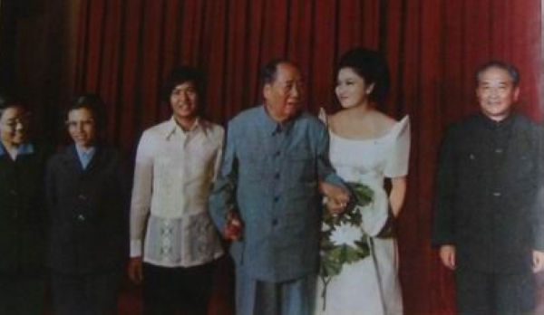 毛泽东对菲律宾总统夫人行吻手礼旧照