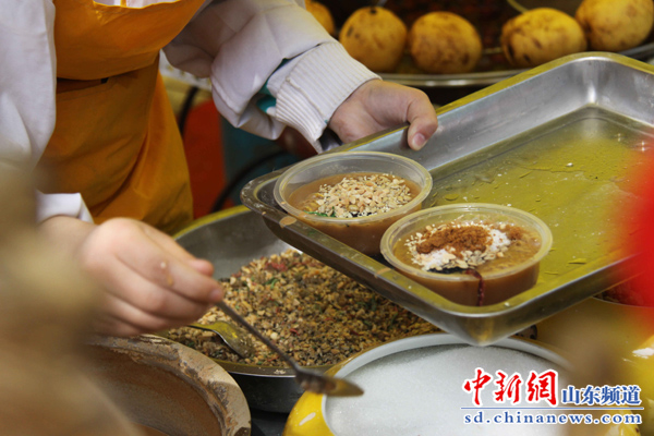 济南千佛山三月三庙会期间美食民俗集聚