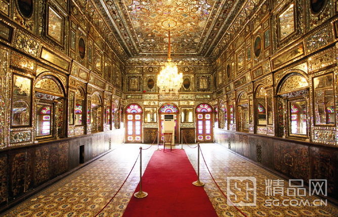 墙壁上的花纹耐得住细看,工艺很细腻 玫瑰宫最华丽 格雷斯坦(Golestan)王宫位于德黑兰市中心,又称玫瑰宫,建于1865年至1867年间,为巴列维王室加冕以及接见外宾的场所。“Golestan”在波斯语的意思是“有花的地方”,这点无论从整个波斯风的庭园设计还是墙壁上那华丽的瓷砖上都可以得到印证。据说当时卡扎尔王朝的沙王在受邀游览欧洲各国后,对欧洲华丽的建筑风格大为赞赏,因此回国后下令兴建这座西式与波斯传统风格相结合的皇宫园林。特别订制的大理石王座被一群