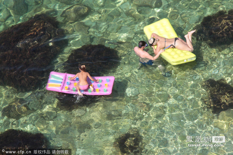 帅哥美女海滩消暑+水中嬉戏清凉十足