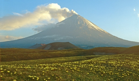 欧亚大陆最高火山喷射火山灰高度达7000米（图）