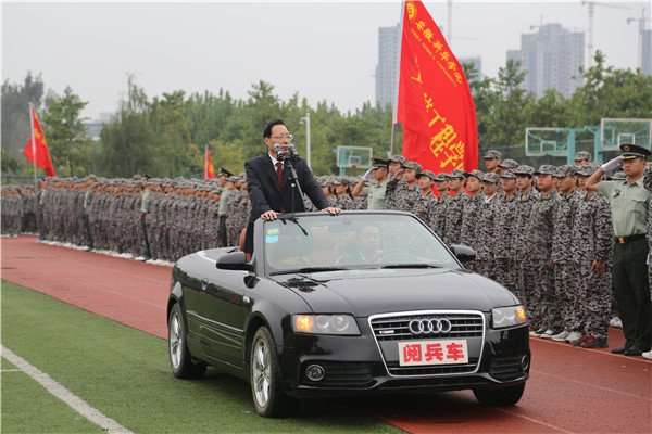 安徽一高校领导乘奥迪敞篷车阅兵