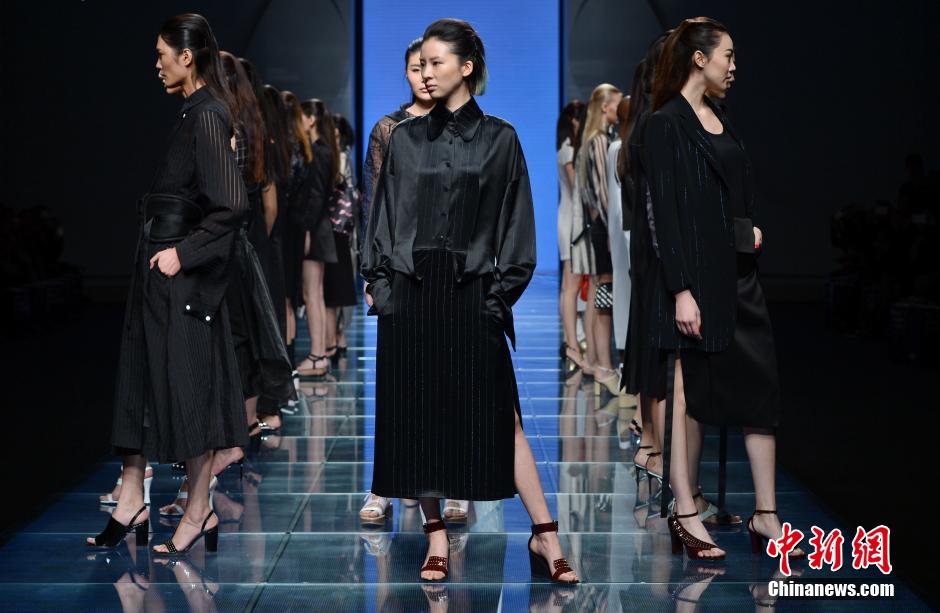 时装发布会T 台秀 模特戴星球大战面具登台