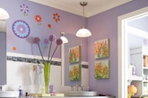 谁说小孩就不懂艺术？淡紫色的墙纸，百搭而不失清新。而墙上的花朵装饰、则让整个浴室都充满了自然气息，仿佛凑近一点，就能够闻到花香。在浴室也要享受乐趣，孩子也能与自然亲密接触！