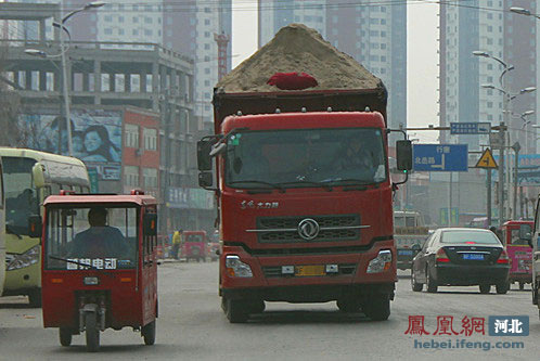 2月28日,曲阳县城行驶的超载拉沙车.张志强摄