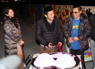 黄晓明庆生被巨乳蛋糕吓呆 称不急结婚不抢头条