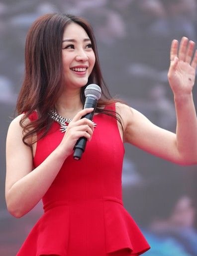 柳岩赤膊挺胸捞金 撩发不慎露囧脸(图)|柳岩|楼盘_凤凰娱乐