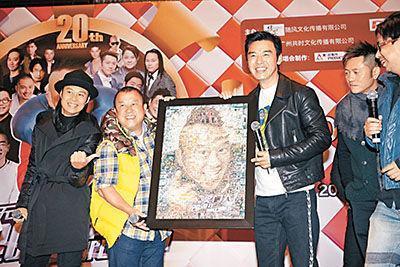 钟镇涛送上一幅由1000 张历年奖门人照片砌成的相片给曾志伟。