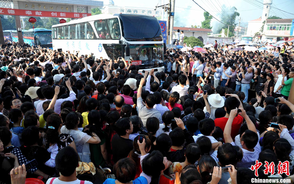 六安市毛坦厂镇人口_安徽毛坦厂万人送考 六安市毛坦厂中学万人送考场面壮观(2)