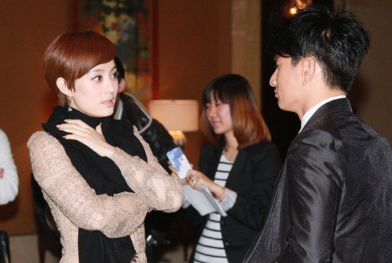 2013年3月10日 孙俪穿一袭蕾丝透视装亮相北京某活动，现场一直捂着胸口上的围巾，偶遇吴奇隆，与他热聊。