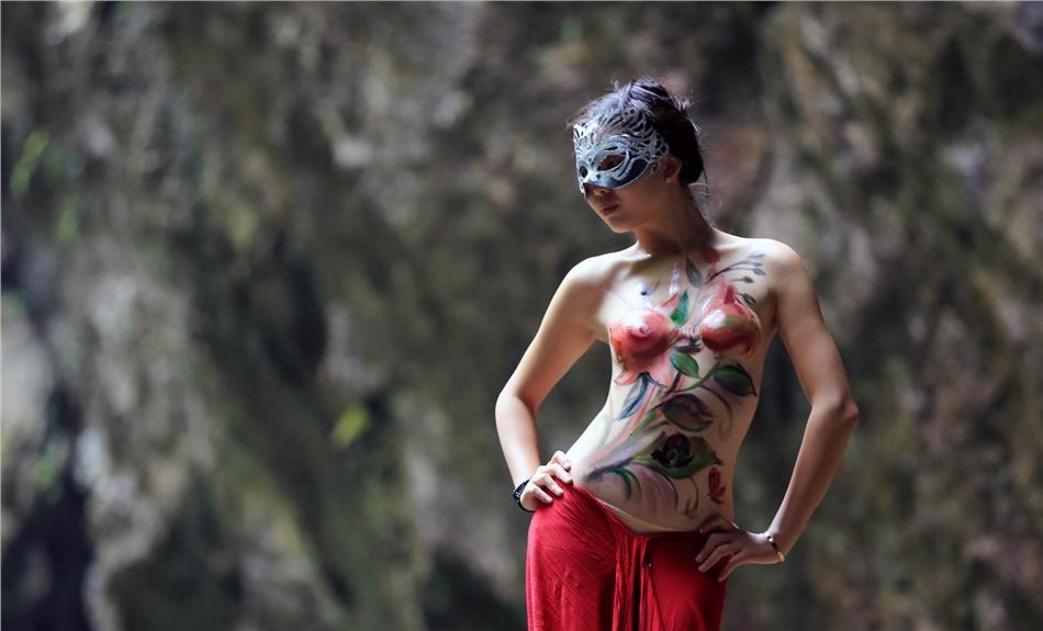广西景区现<em>女模人体</em>彩绘表演 _厦门频道_凤凰