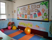 教室后面，是孩子们的午休区，墙上的画报，是在老师的精心设计下完成的