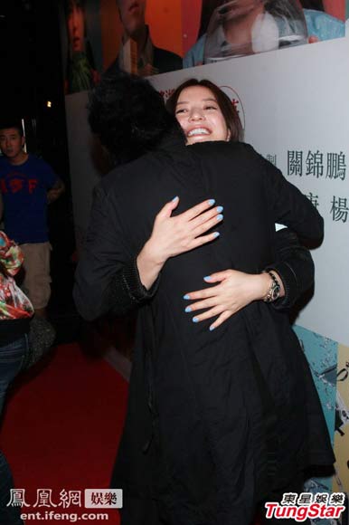 赵薇新片香港首映 与“旧情人”相见热拥贴面(图)