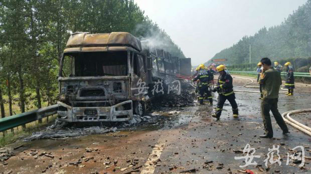 烟花运输车爆炸起火 蚌埠宿州两地消防联合救