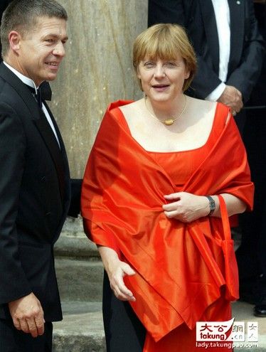 德国女总理低胸制服装