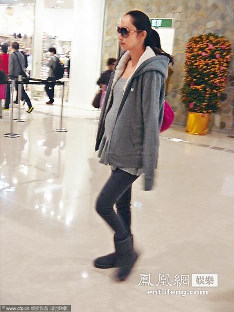 吴佩慈怀孕8个月挺大肚逛街[高清大图]