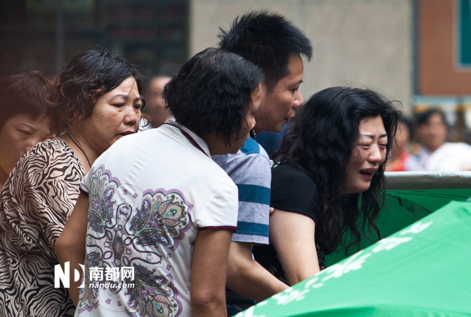 骏景花园一<em>初中女生跳楼</em>身亡 险砸遛狗路人_广