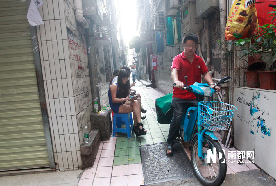 圳警察执勤岗亭附近站街女大白天拉客_<em>广州</em>频