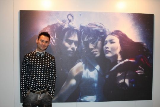 艺术家的香港朋友，照片中左一是他