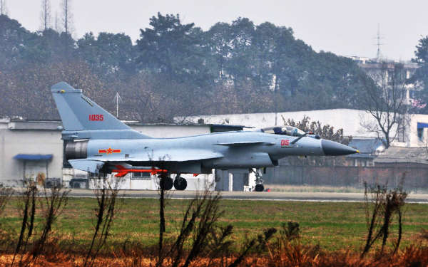 歼-10B首批量产型战机曝光 取消机头空速管布