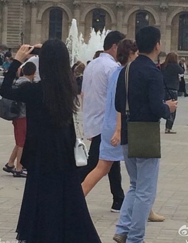 刘强东带奶茶<em>妹妹甜蜜</em>逛巴黎 标准游客样秀爱