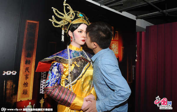 太原蜡像馆开馆 <em>范冰冰</em>、甄嬛像遭<em>强吻</em>_宁波频