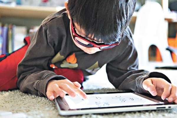 调查称iPad<em>时代</em>催生宅娃 <em>近视</em>率远高欧美_辽