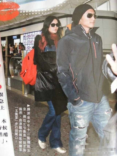王菲候机室主动亲谢霆锋 被曝将在京购爱巢